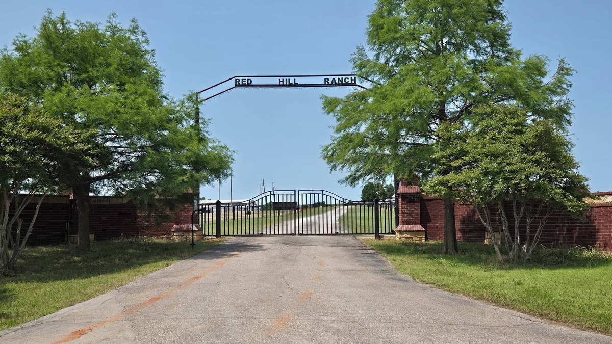 Grady County Other | Lakeview Farmhouse Retreat 2BR, 2BA w/Fishing, Horses, Cows & Stunning Sunsets