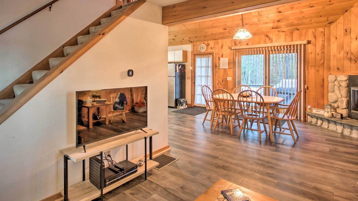Eidelweiss Village Cabin | Lakeview Forest Cabin w/Deck < 1/2 Mile to Beach!