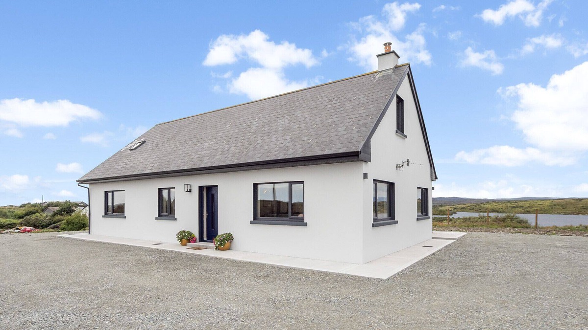 Clifden Ski Chalet | Lakeview House Ballyconneely