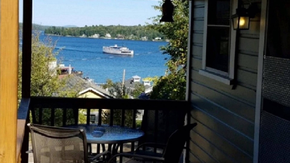 Weirs Beach House | Lakeview House & Cottages