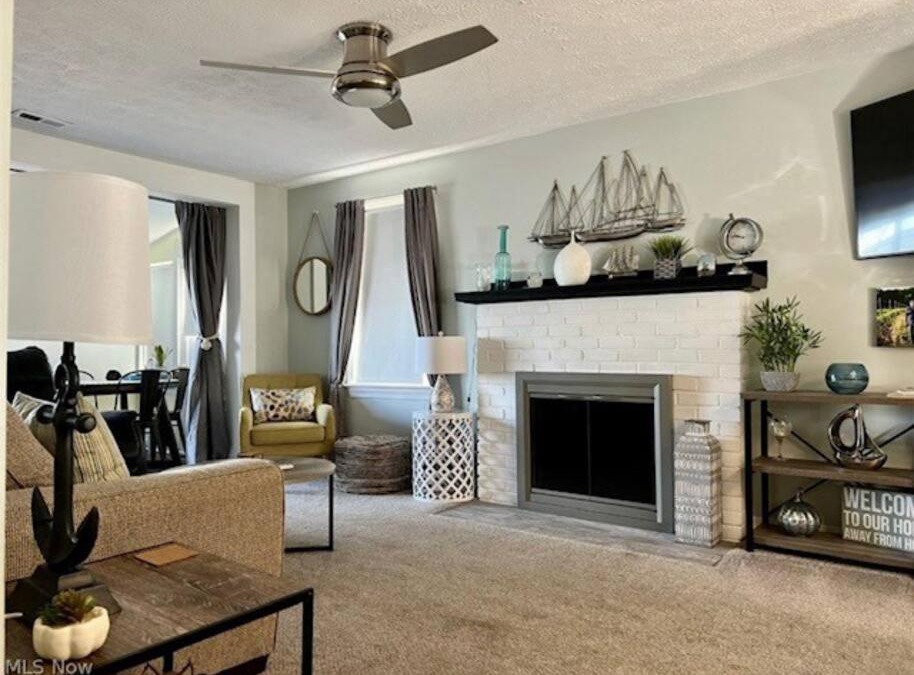 Ashtabula House | Lakeview - Lake Erie - Ashtabula, OH - 5 Min to GOTL - Fireplace- Deck - King Bed