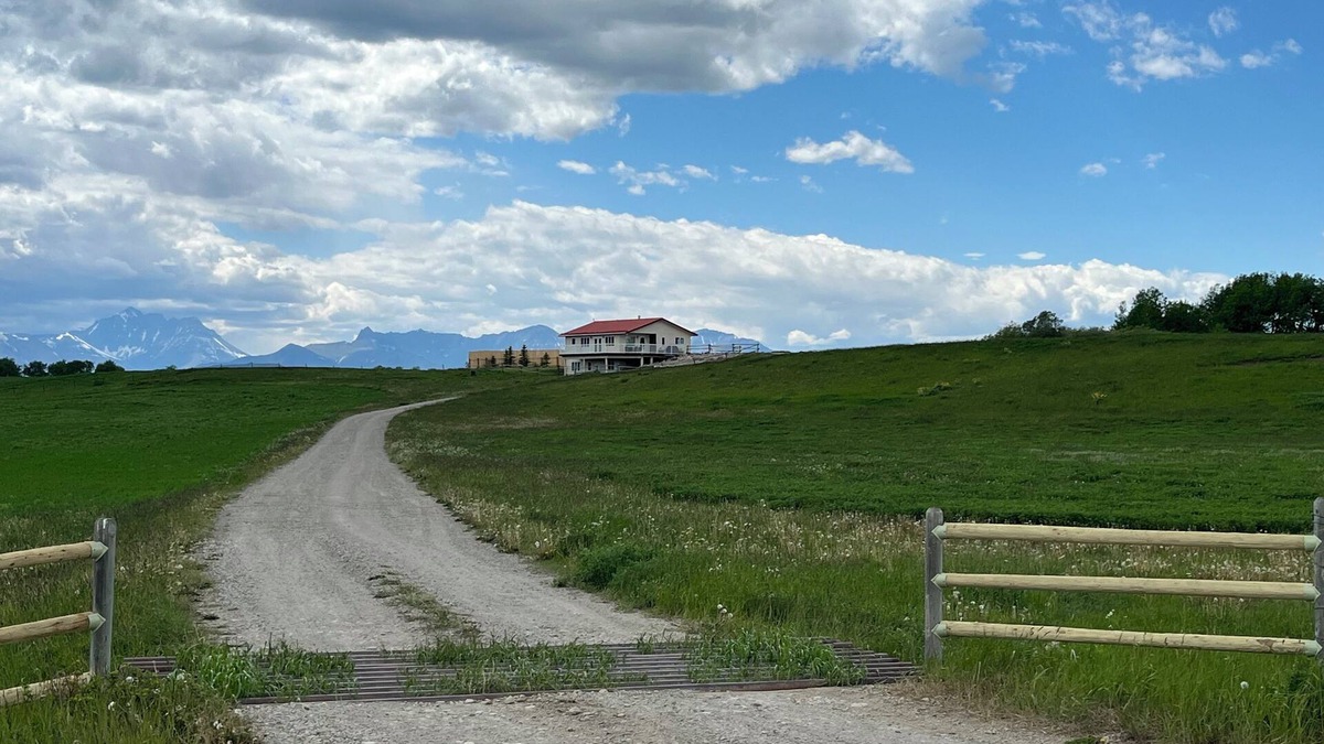 Mountain View House | Lakeview Lodge beside Payne Lake & close to Waterton Lakes National Parkn