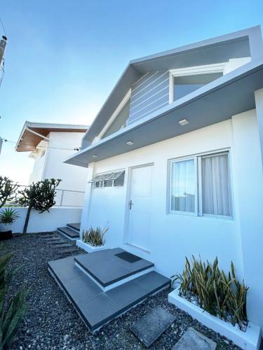Lipa House | Lakeview Loft with Sunset Deck