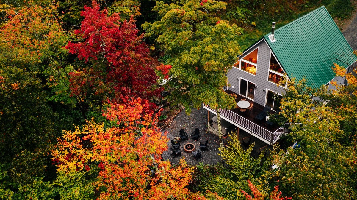 Green Mountains Cabin | Lakeview☀️Near Stowe🥾4 Bedroom👨‍👩‍👧‍👦Hot Tub🥂Mountain View🏔Canoe🛶Game Room🎱Swimming🏊‍♀️