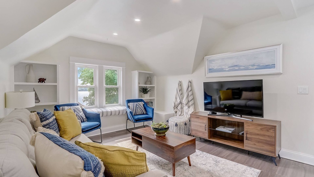 Linden Hills Apartment | LAKEVIEW RETREAT LINDEN HILLS, DINE SHOP BANDSHELL