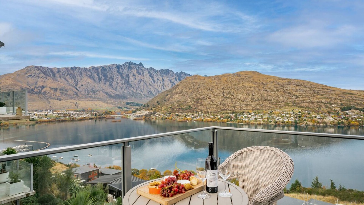Frankton House | Lakeview Retreat - Queenstown Holiday Home