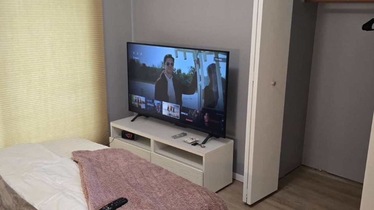 Little Canada House | Lakeview Room in St Paul. 1 Bedroom and a Shared Bathroom