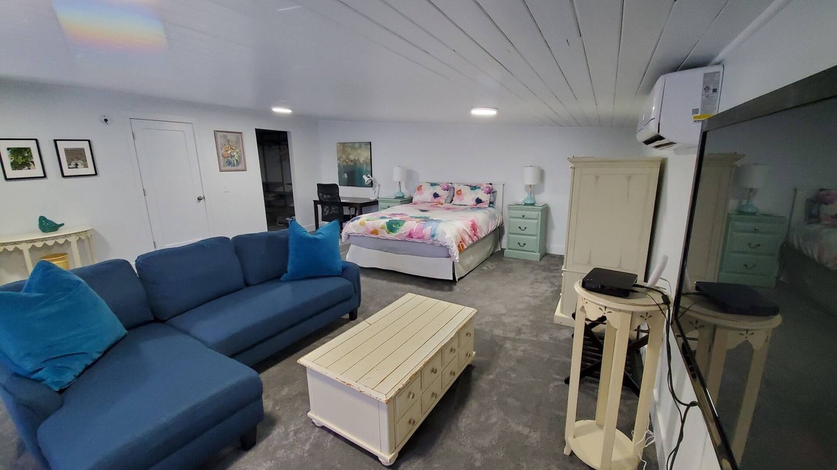 Westshore Estates House | Lakeview Studio Suite with Private Entrance