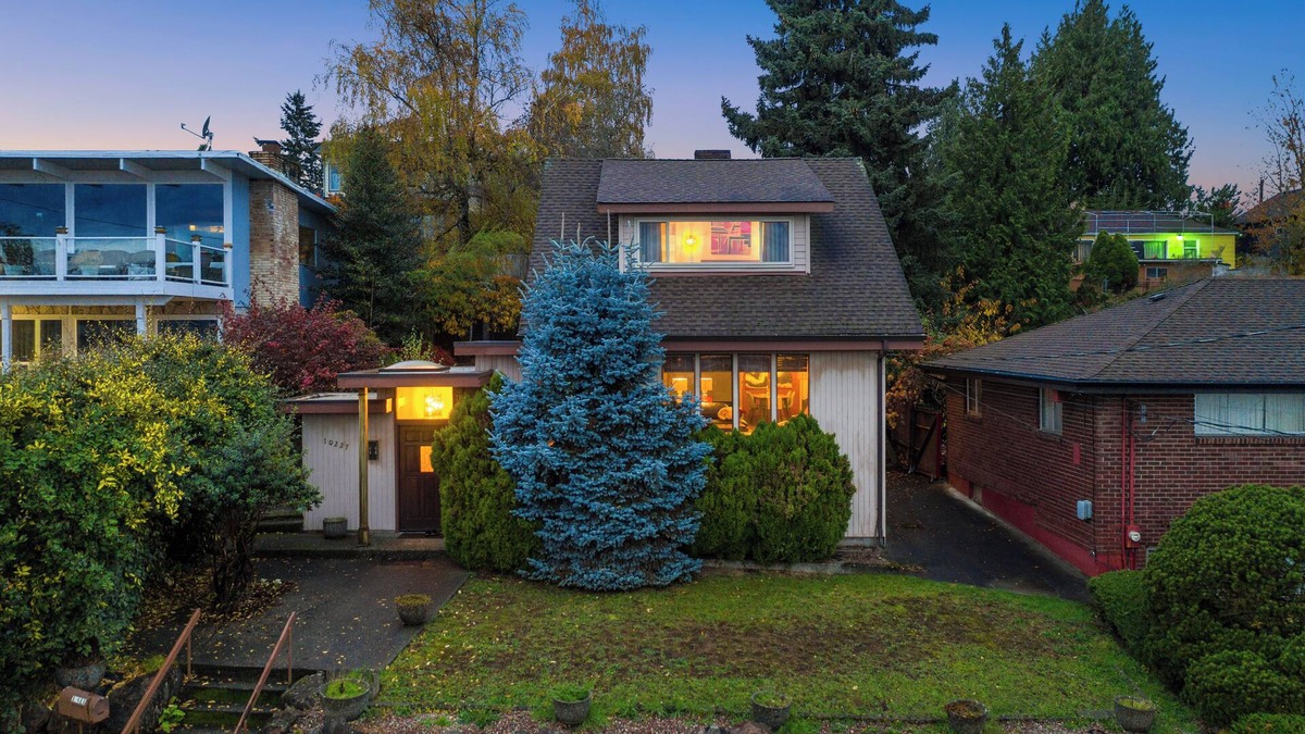 Rainier Valley House | Lakeview Tranquility Hot Tub Retreat Coffee Bar - Dog Friendly
