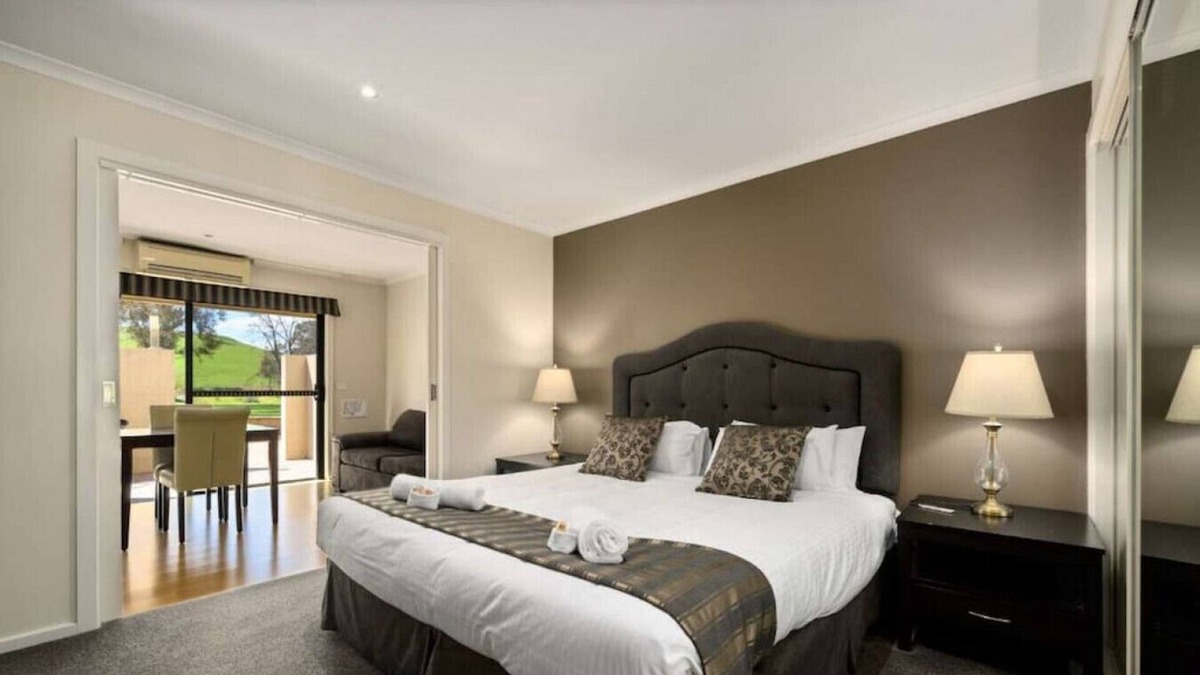 Lake Hume Village Condo | Lakeview Villa Suite 5