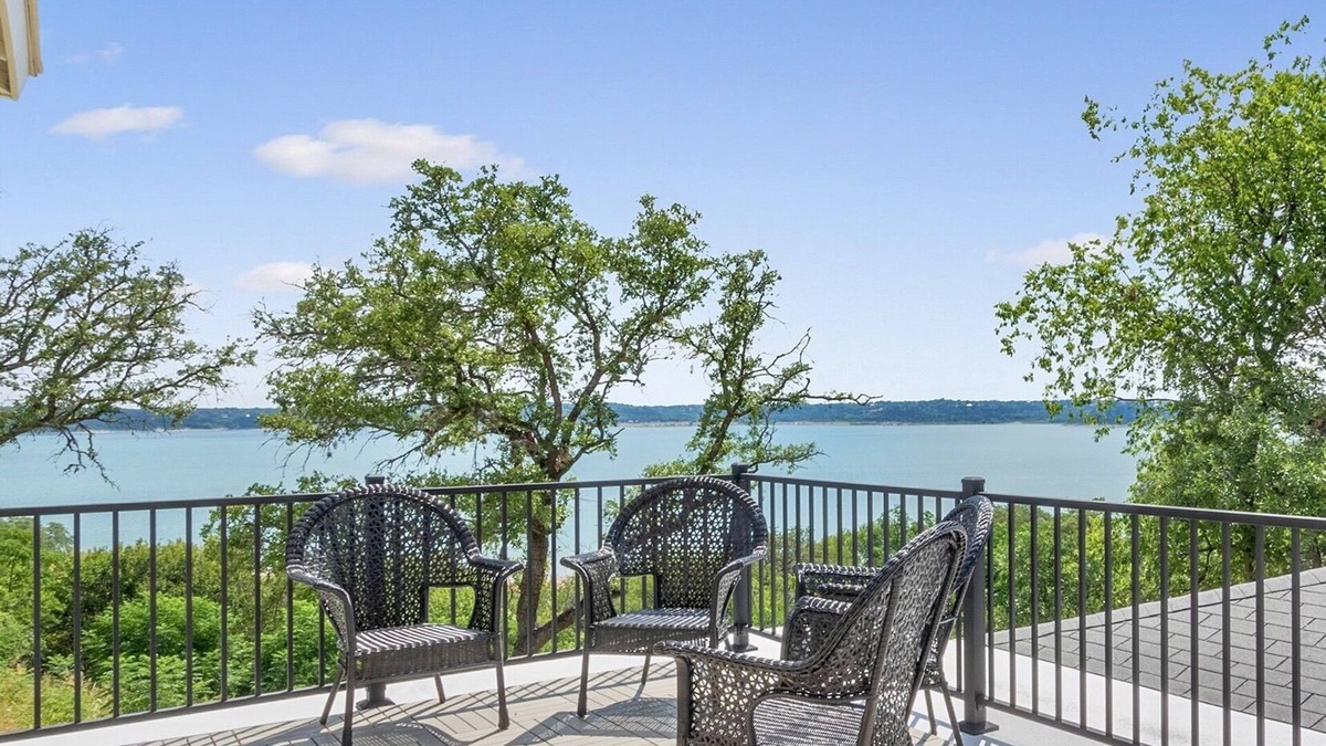 Belton Villa | LakeView Villa, lake access, lake view, hot tub, game room, outdoor space