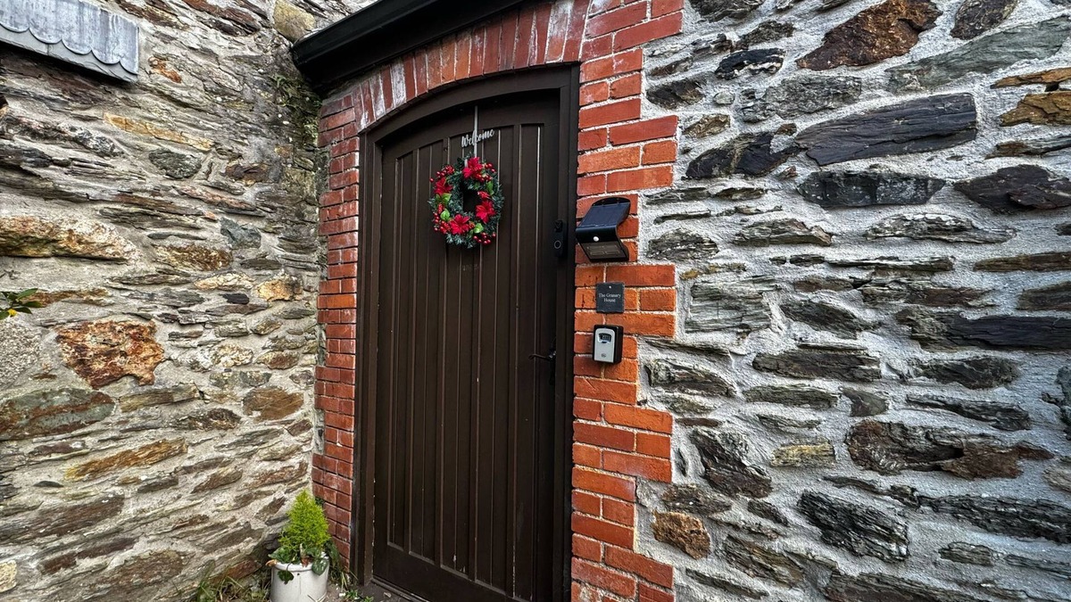 Plymouth House | Lakeviews/quietness/parking/longstays/4guests