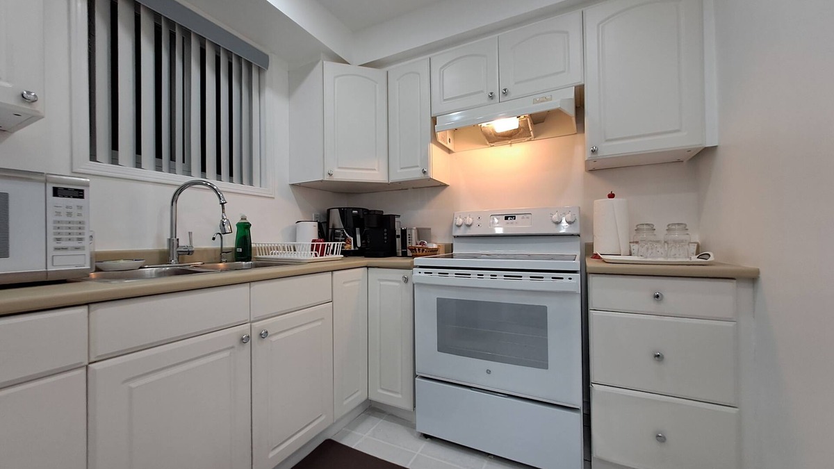 Malton House | Lala-Sea (5km/8min from Pearson airport; 250m to Westwood mall; 2.5km to GO)