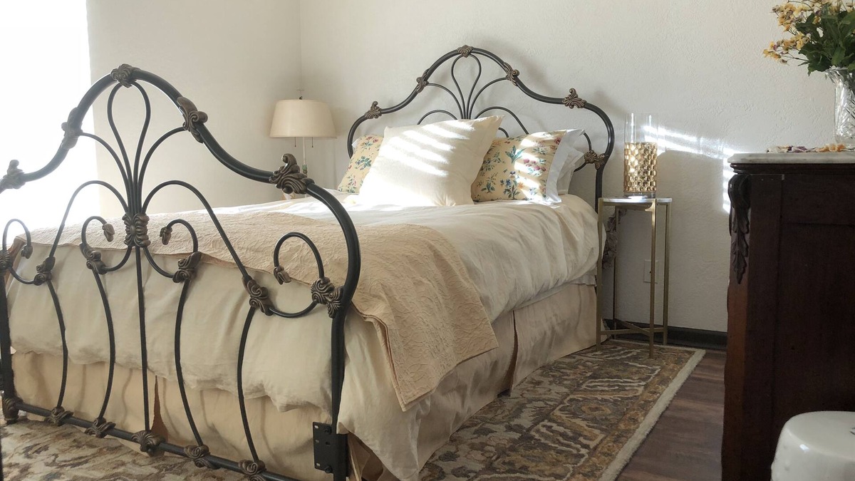 Independence Apartment | LaLa’s Llama, Truman Heritage District, Independence Square