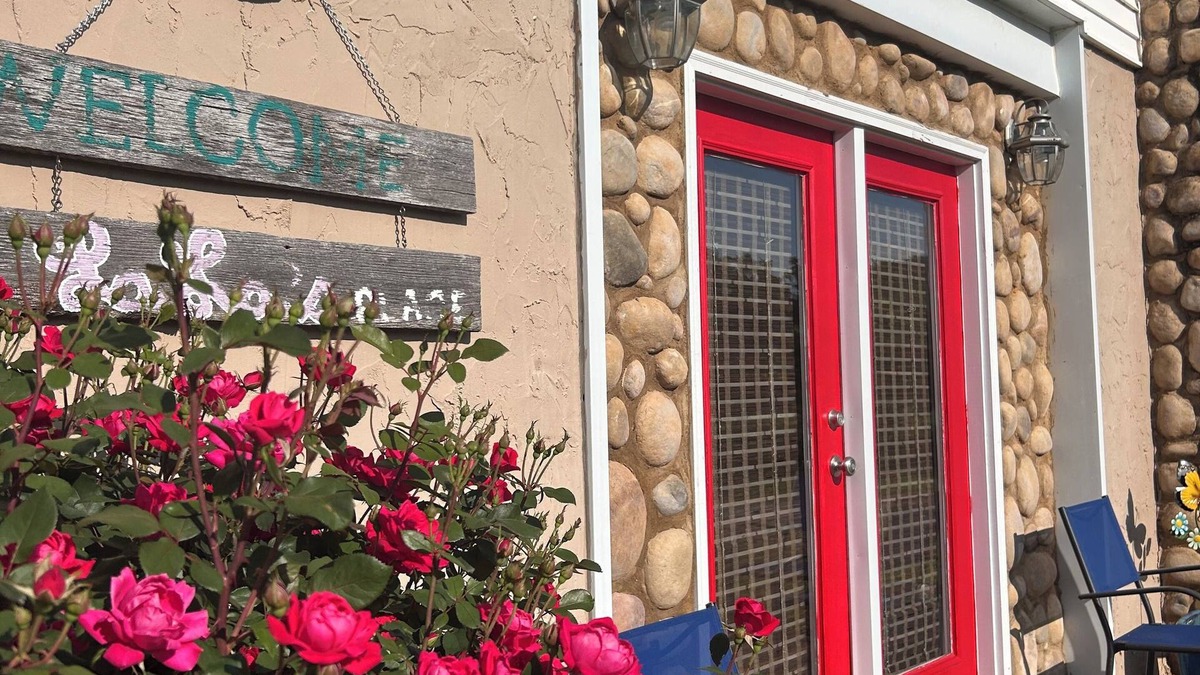 Maryville Cottage | “LaLa’s Place”Cozy, conveniently located country cottage, pets, carport,fire pit
