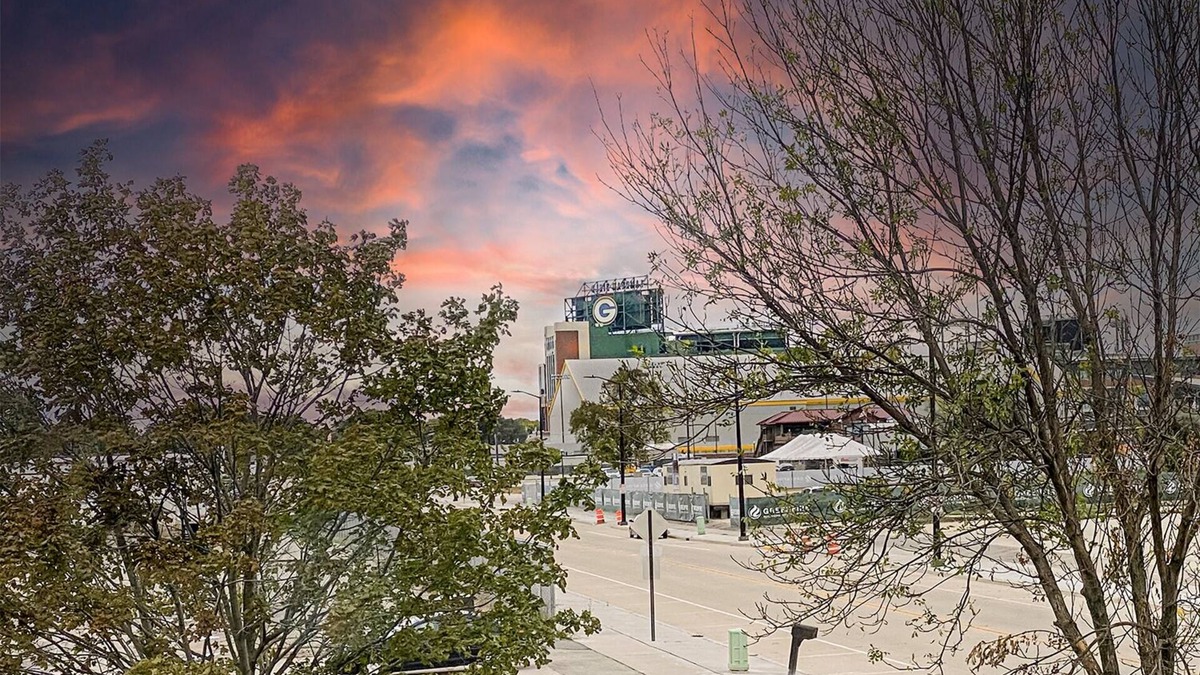 Green Bay Apartment | Lambeau Field and the entertainment district all less than a mile walk!
