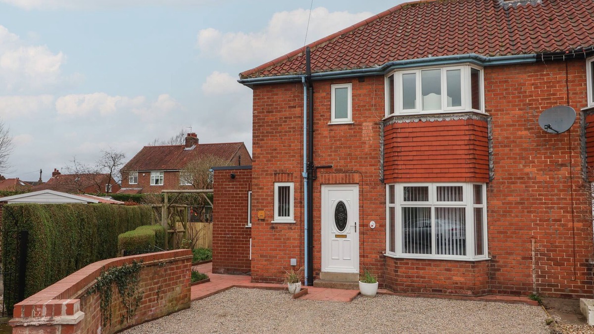 Malton Cottage | LAMBS FOLD, family friendly, with a garden in Malton