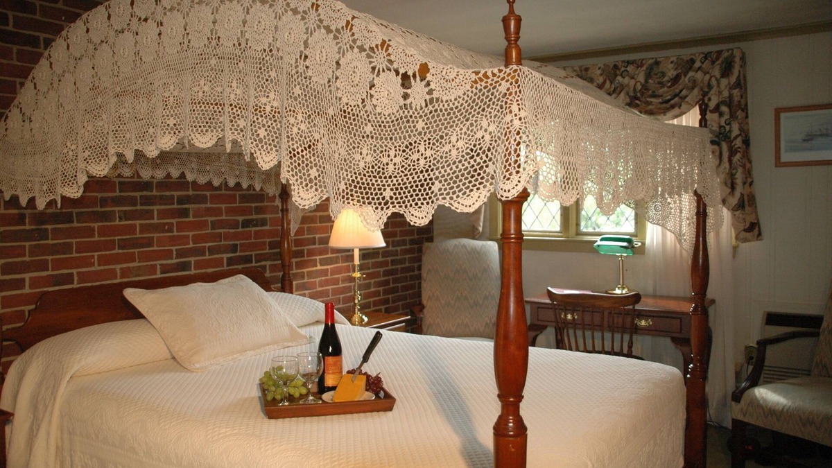 Hampton Hotel | Lamie's Inn and The Old Salt Restaurant