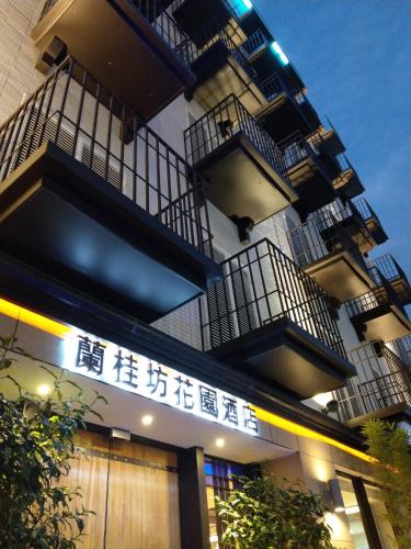 East District Hotel | Lan Kwai Fong Garden Hotel