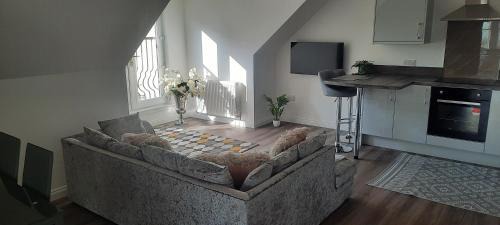 Larkhall Apartment | Lanarkshire Apartment- Views- Sleeps 4- Balcony