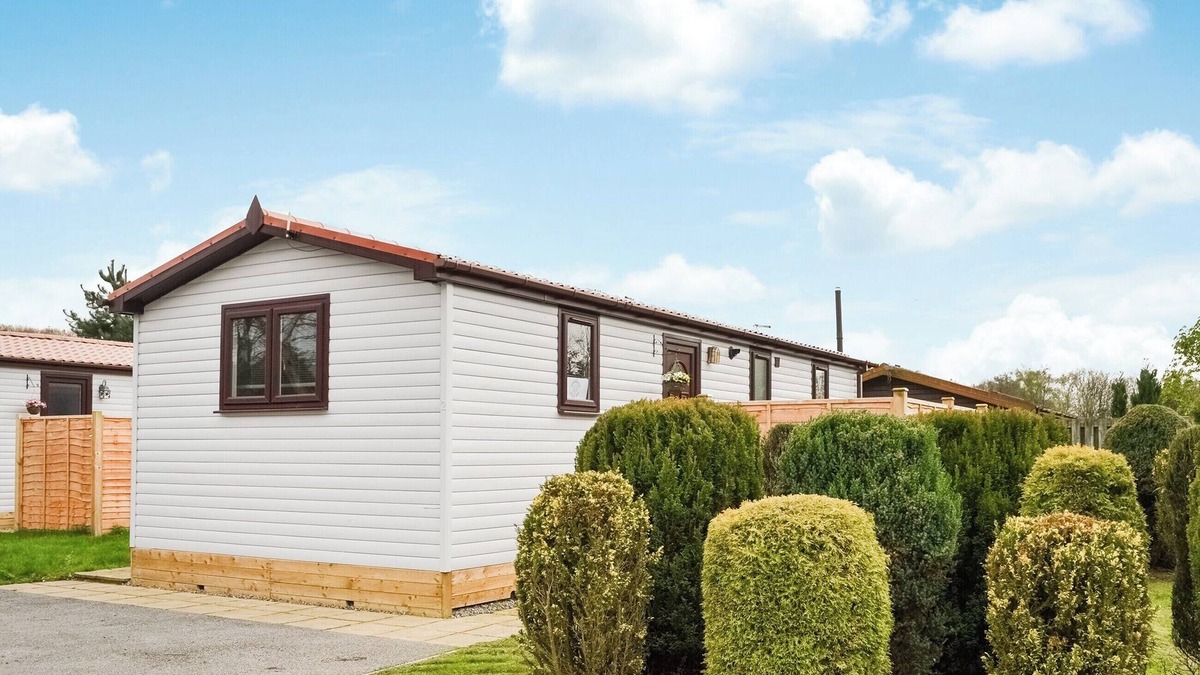 Wilberfoss Cottage | Lanburnum Lodge - UK47076