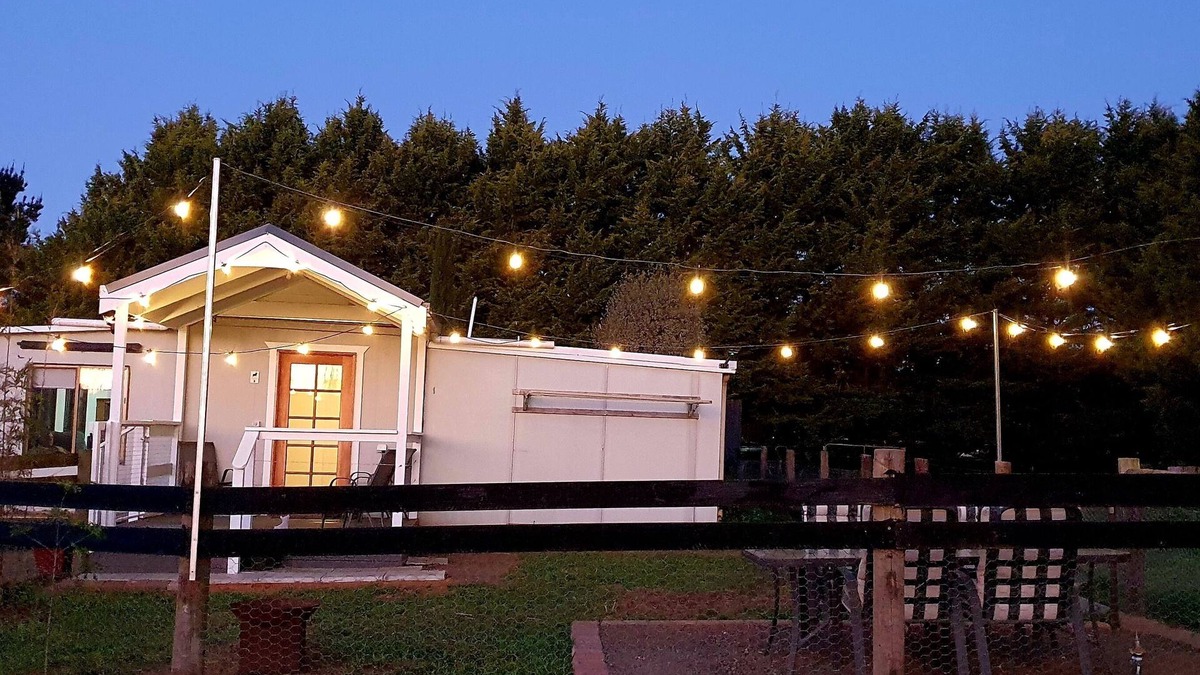 Lancefield Cottage | Lancefield Stay Pet and Horse Friendly. Close to Winery region and breweries.
