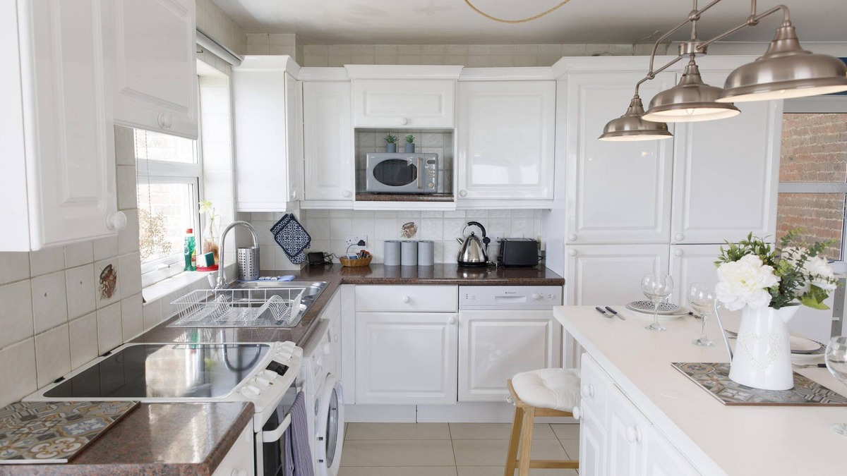 Lancing Apartment | Lancing Seascape with Seaview By My Getaways