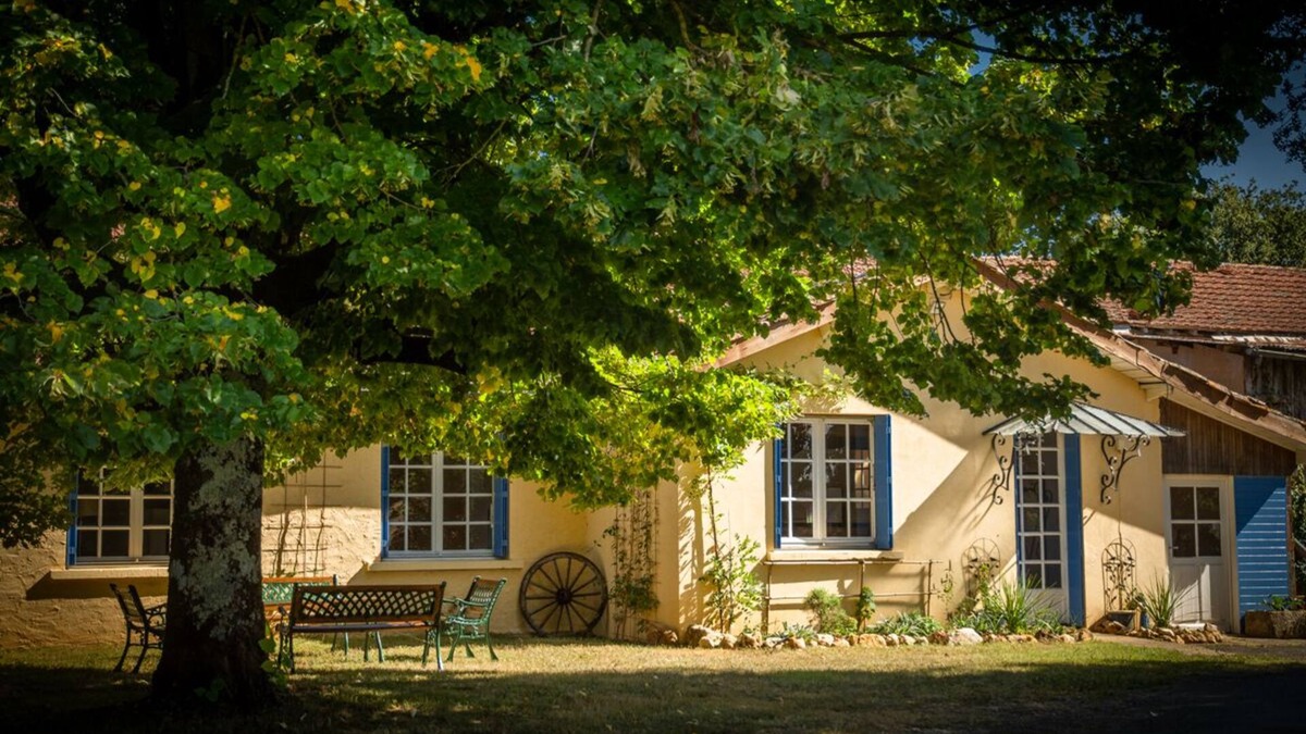 Bayac House | Landelijke Gîte met Ruime Omheinde Tuin