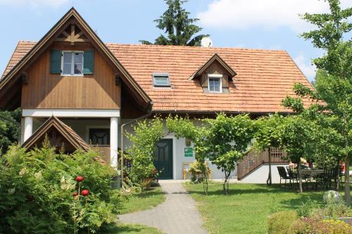 Straden Apartment | Landhaus Bender Ferienwohnung mit Terrasse und Garten