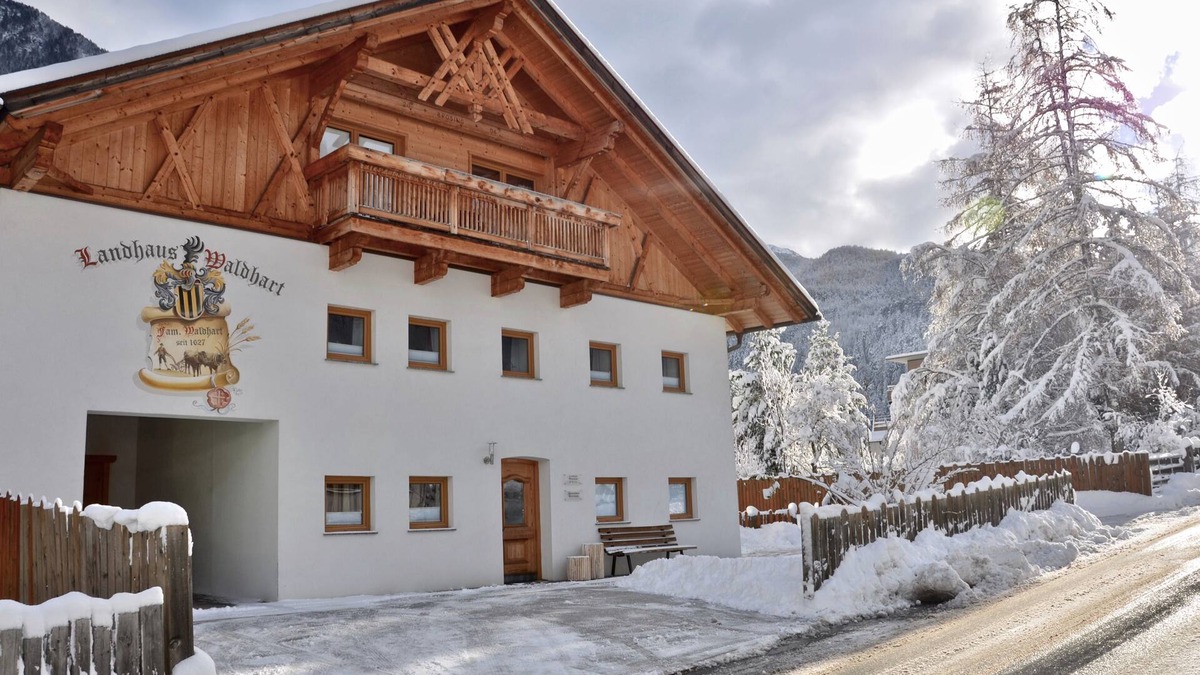 Umhausen Apartment | Landhaus Waldhart - Gemütliches Appartement mit Balkon & Kamin