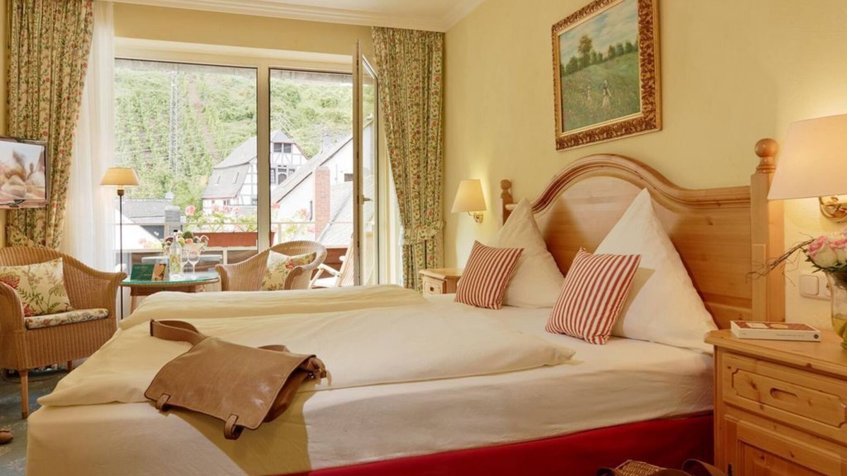 Alf House | Landhauszimmer "Comfort", balcony & vineyard view - Ringhotel Bömers Mosellandhotel