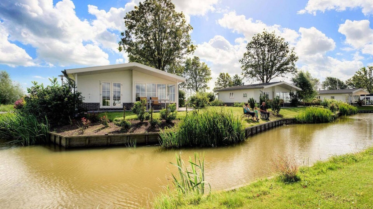 Avenhorn Ski Chalet | ✓ Landhuis at Park Westerkogge ✓ Holiday home for 4 people ✓ Located in Berkhout (North Holland) ✓ Waterfront holiday resort ✓ Book directly at the resort