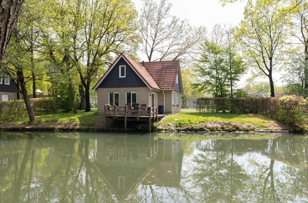Westerbork House | Landhuis op mooi park aan het water