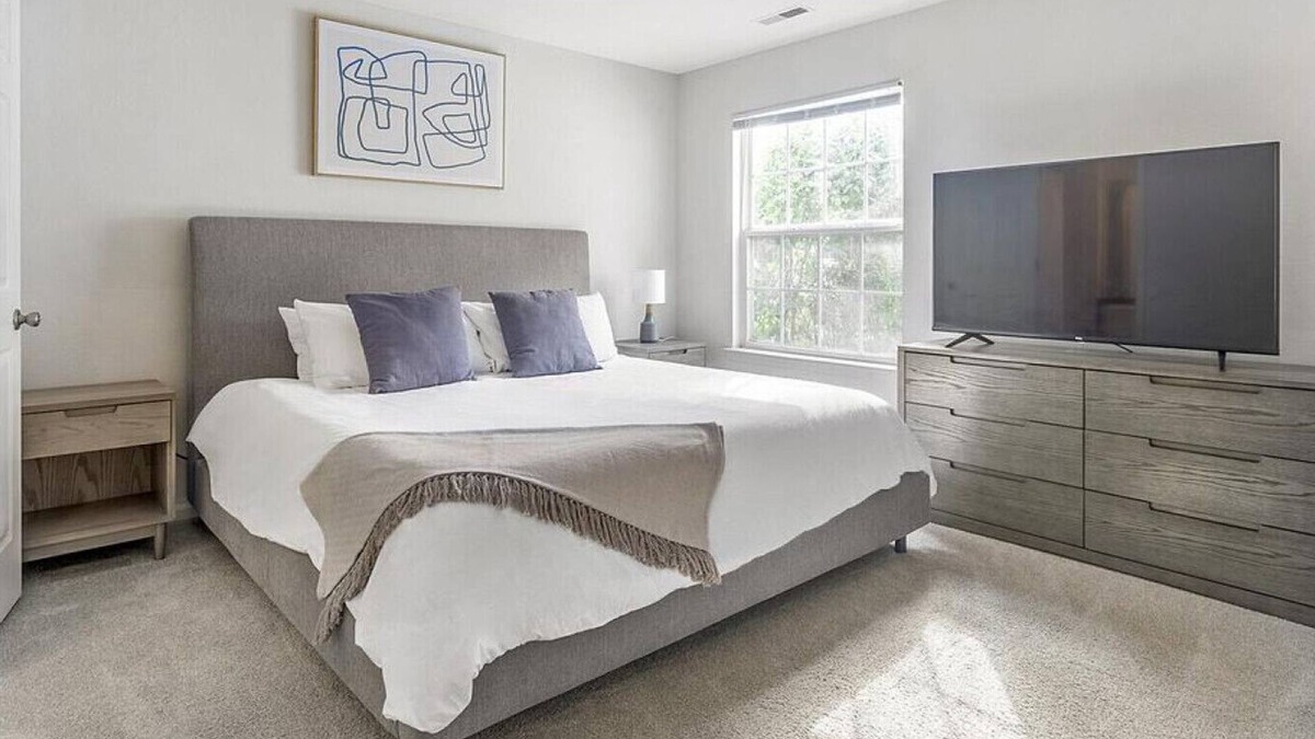 Rochester Hills Apartment | Landing at Village Green of Rochester Hills - 2 Bedrooms in Downtown Rochester Hills