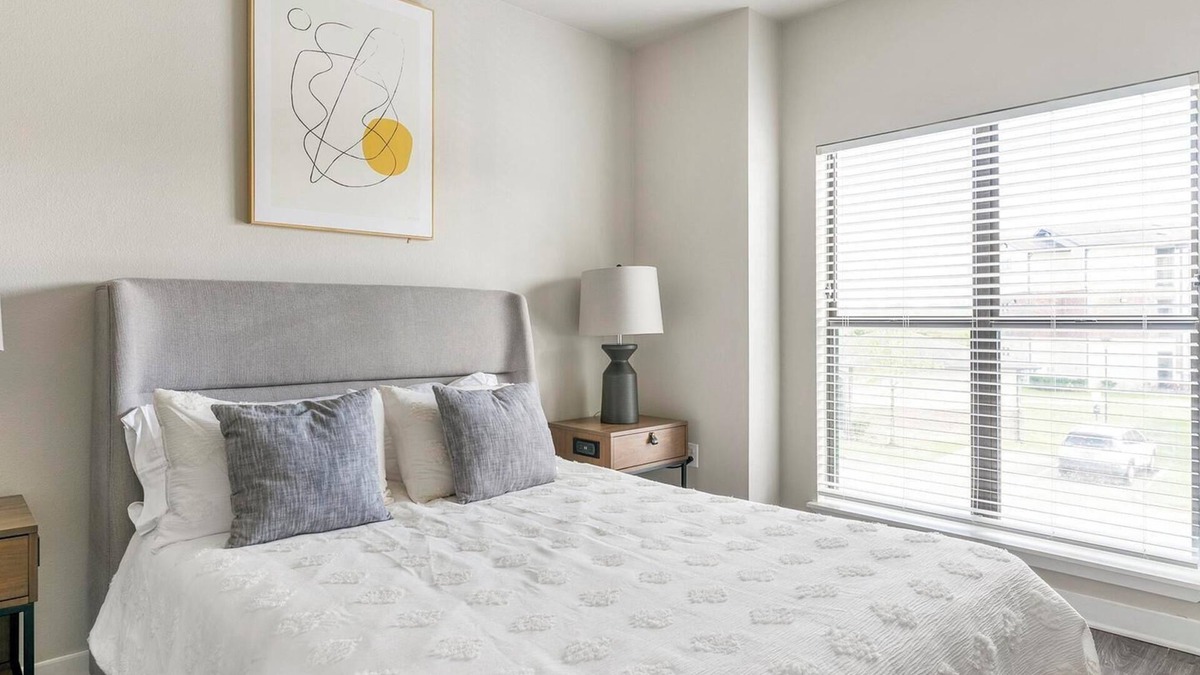 Katy Apartment | Landing | Beautiful 1BD, Courtyard, Gym