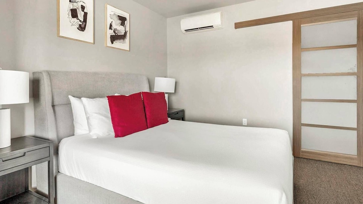 Hayden Island Apartment | Landing | Beautiful 2BD, Courtyard, Gym