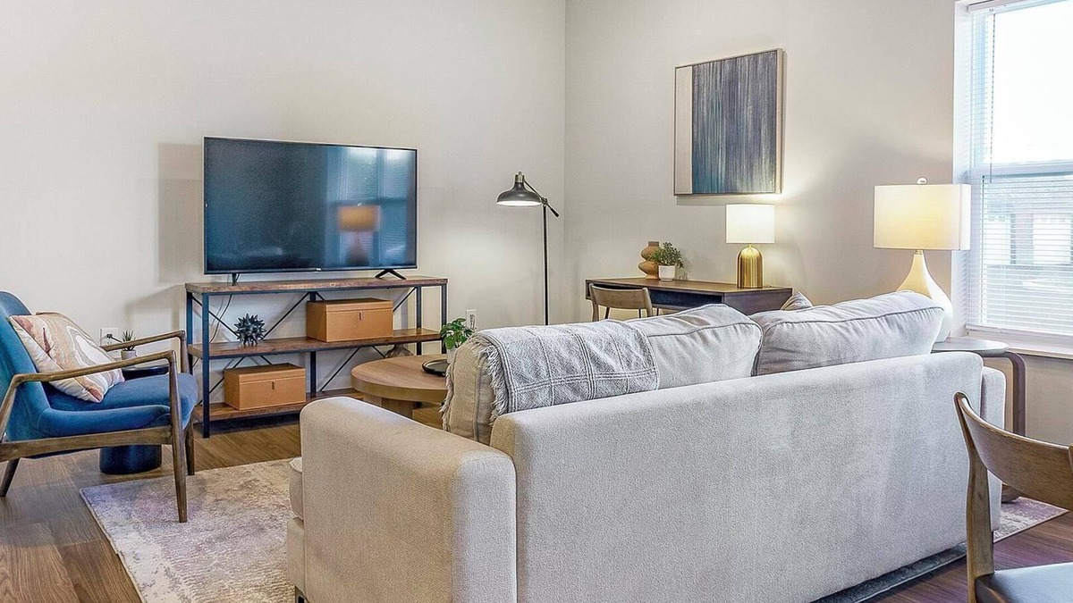 Cartersburg Apartment | Landing | Chic 2BD, Gym, Courtyard