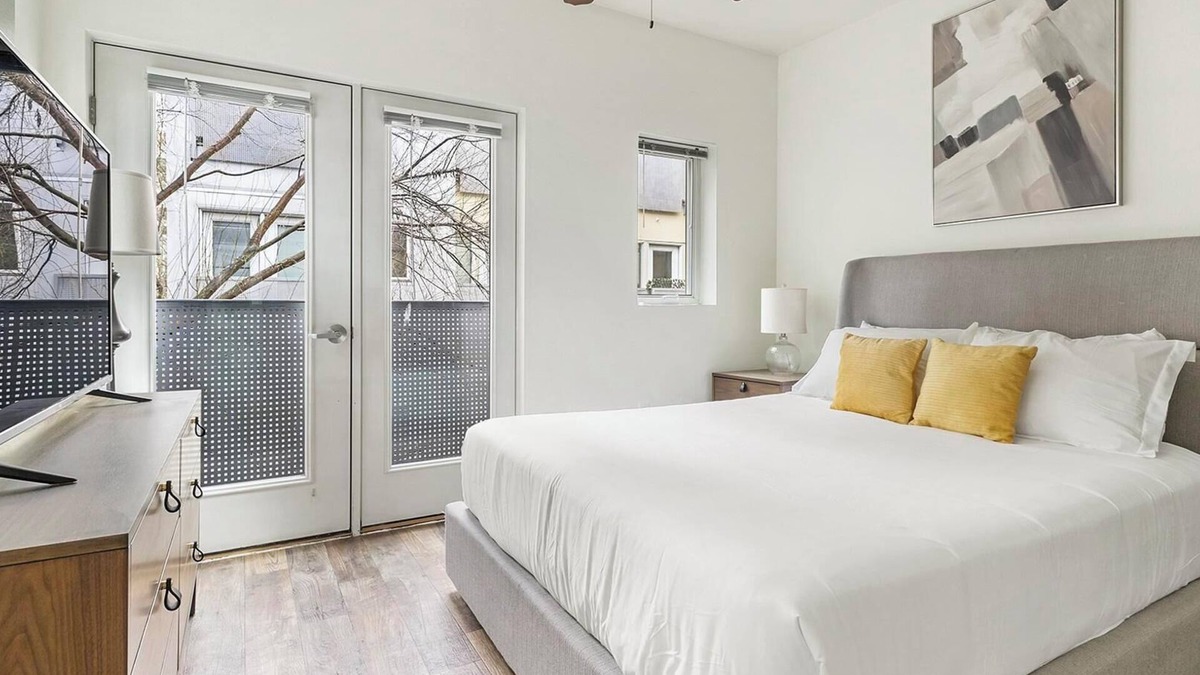 Pearl District Apartment | Landing | Chic Studio, Gym, Courtyard