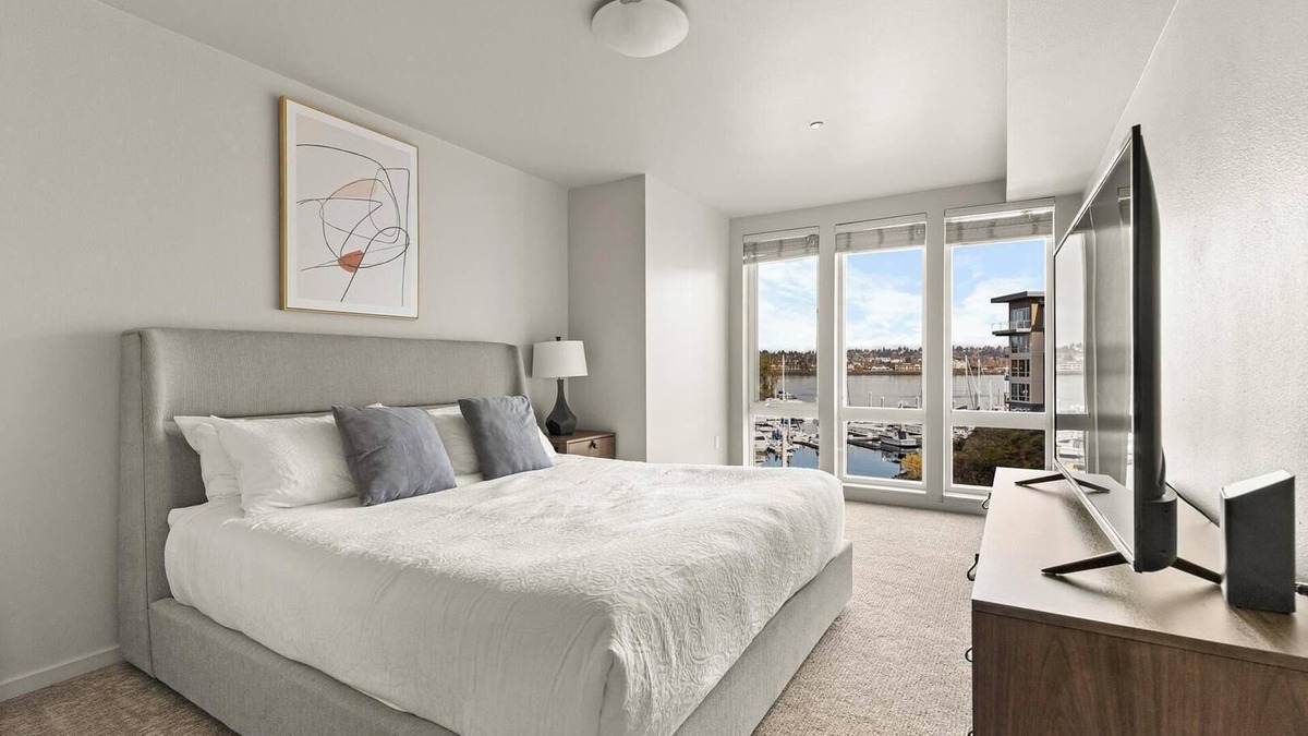 Hayden Island Apartment | Landing | Incredible 2BD, Courtyard, Gym