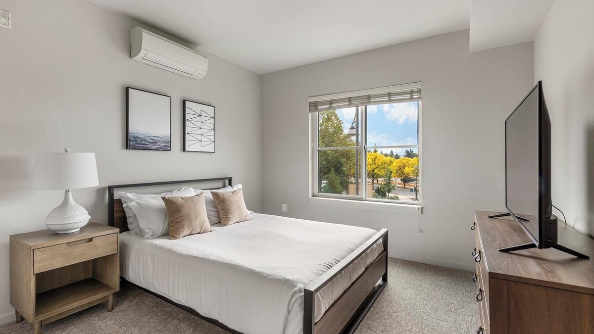 Hayden Island Apartment | Landing | Modern 2BD, Courtyard, Gym