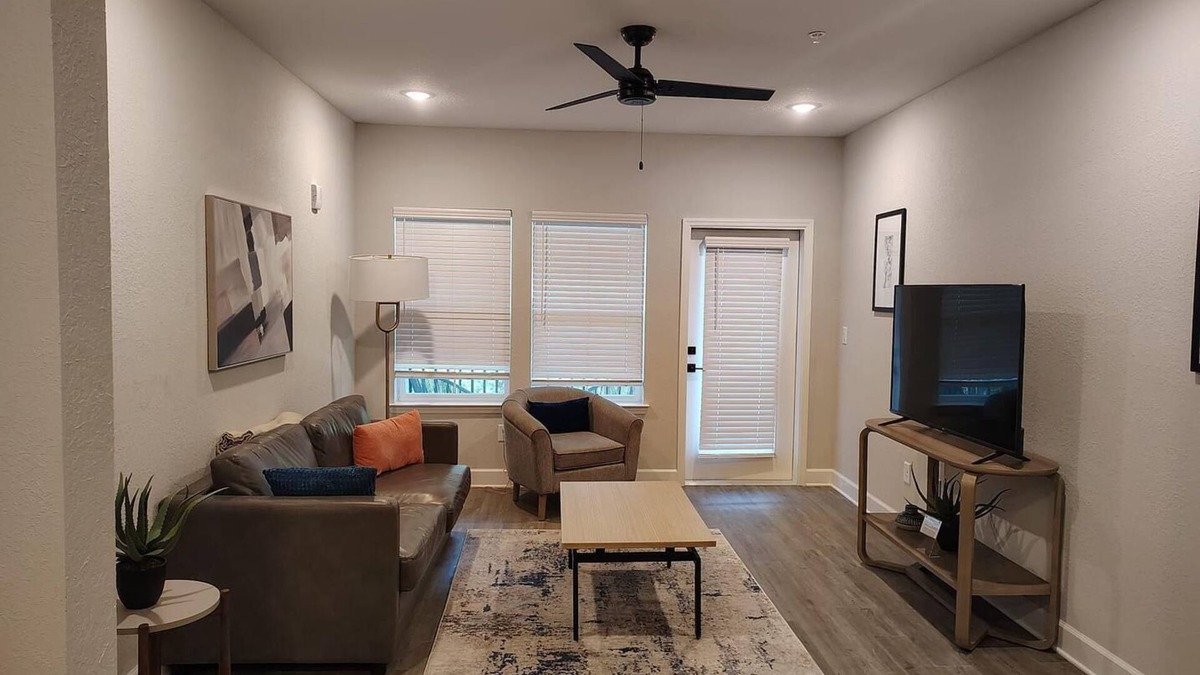 Newberry Apartment | Landing | Modern 2BD, Gym, Pool