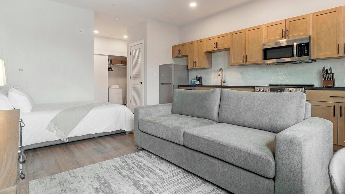 Kensington Apartment | Landing | Modern Studio, Gym, Rooftop Lounge