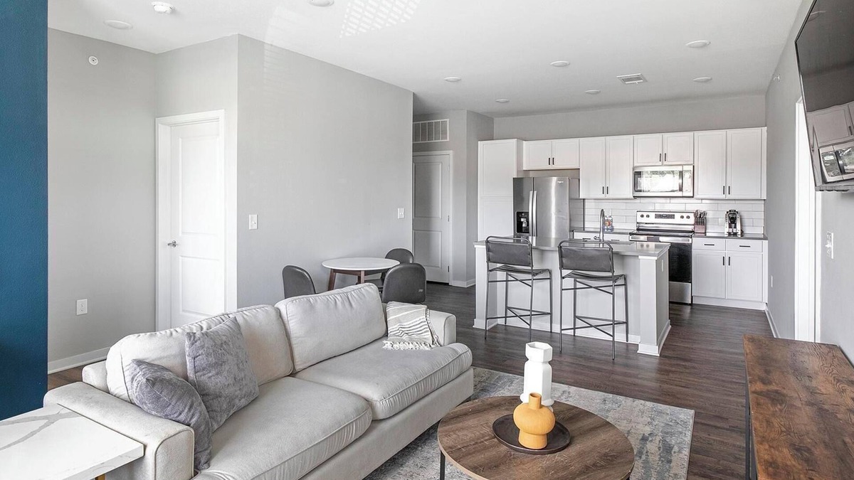 Madison Apartment | Landing | Spectacular 2BD, Gym, Pool