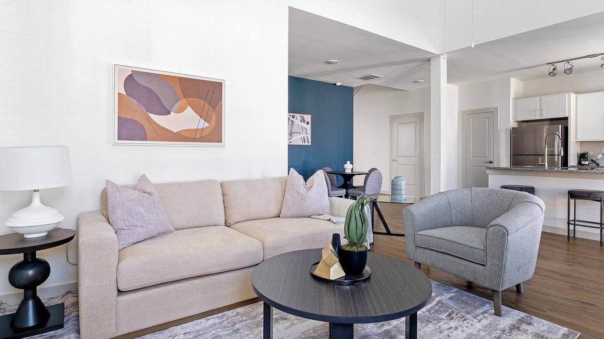 Waller Apartment | Landing | Spectacular 3BD, Gym, Pool