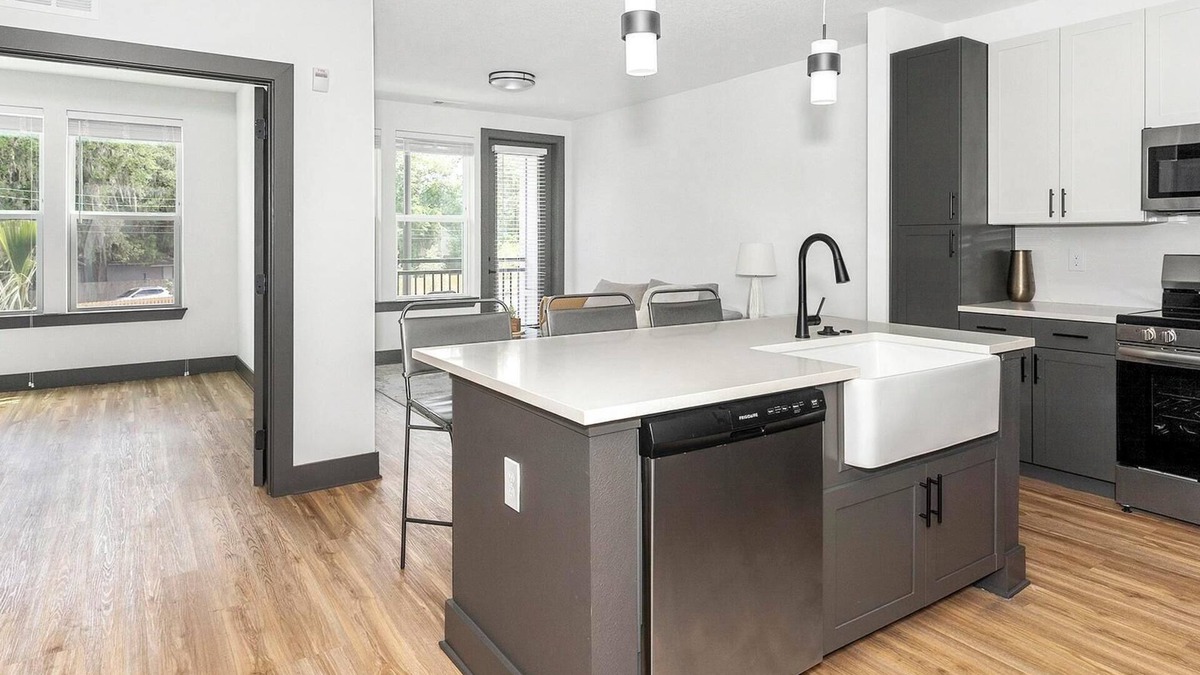 St. Nicholas Apartment | Landing | Stunning 1BD, Clubhouse, Gym