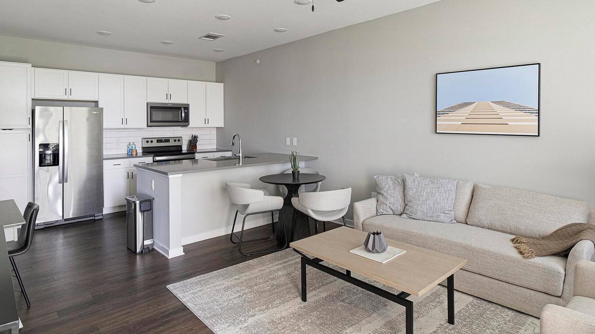 Madison Apartment | Landing | Stunning 1BD, Gym, Pool
