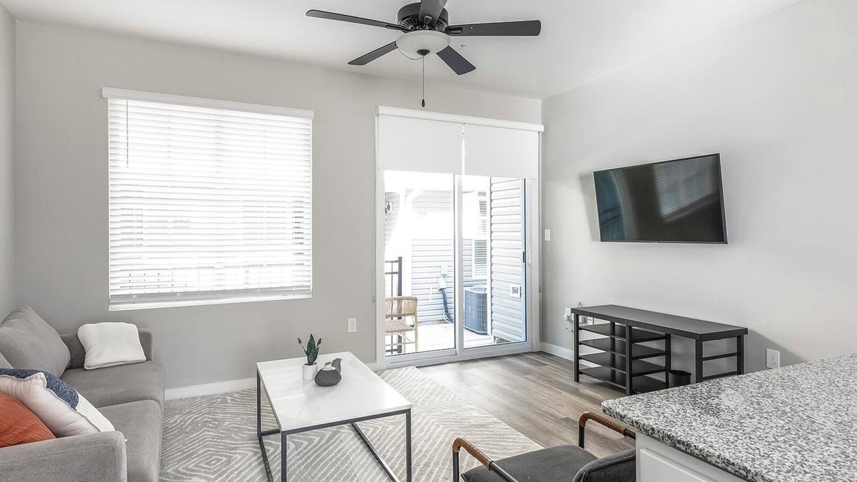 Madison Apartment | Landing | Stunning 2BD, Pool, Gym