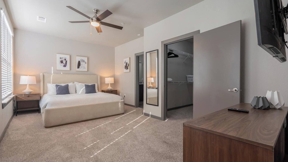 Tobin Hill Apartment | Landing | Stunning 3BD, Courtyard, Clubhouse