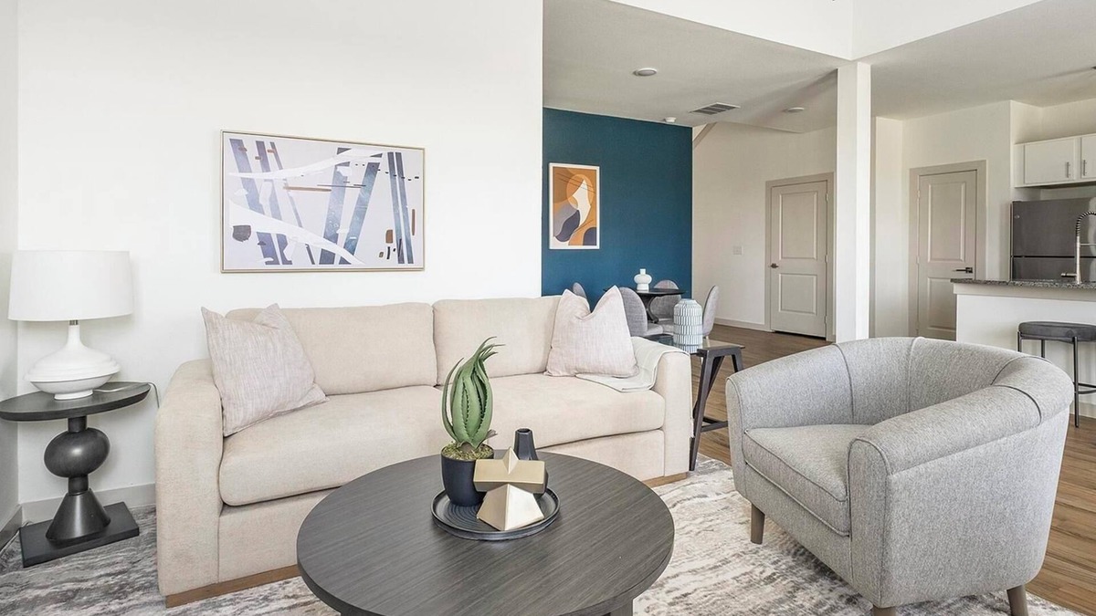 Waller Apartment | Landing | Stunning 3BD, Pool, Gym