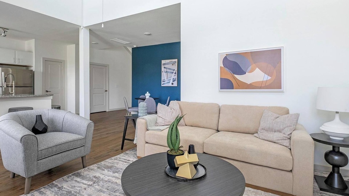 Waller Apartment | Landing | Stylish 3BD, Pool, Gym